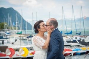 Photographe mariage Savoie : Séance de couple devant le port du lac du Bourget