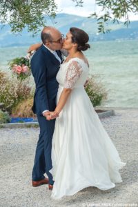 photographe de mariage en Savoie, photo de couple au lac du Bourget