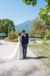 Portrait des mariés sous le soleil dans le jardin de la tour Sarrasine à Conflans, Savoie, 73