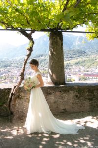 Portrait de la mariée avec son bouquet, près des remparts de Conflans, Albertville