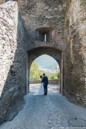 les mariés passent la porte Sarrasine dans la cité médiévale de Conflans, en Savoie (photographe Albertville, 73)