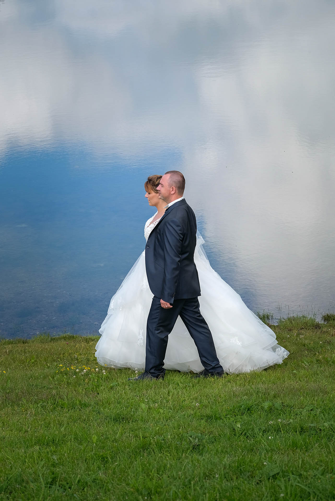 Photographe de mariage à Crest Voland, une station du Val d'Arly, photo de couple près du plan d'eau du Lachat