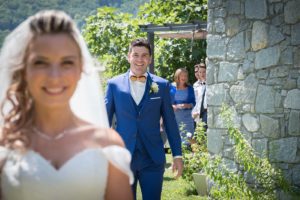 mariage à Tours en Savoie : premier regard entre le marié et la mariée dans leur jardin