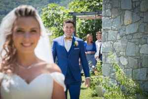 mariage à Tours en Savoie : premier regard entre le marié et la mariée dans leur jardin