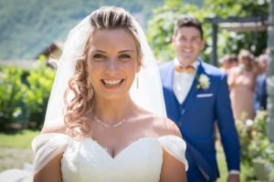 mariage à Tours en Savoie : premier regard entre le marié et la mariée dans leur jardin