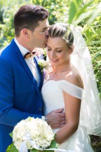 mariage à Tours en Savoie : photos de couple pour les mariés dans leur jardin