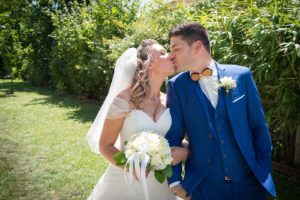 mariage à Tours en Savoie : photos de couple pour les mariés dans leur jardin