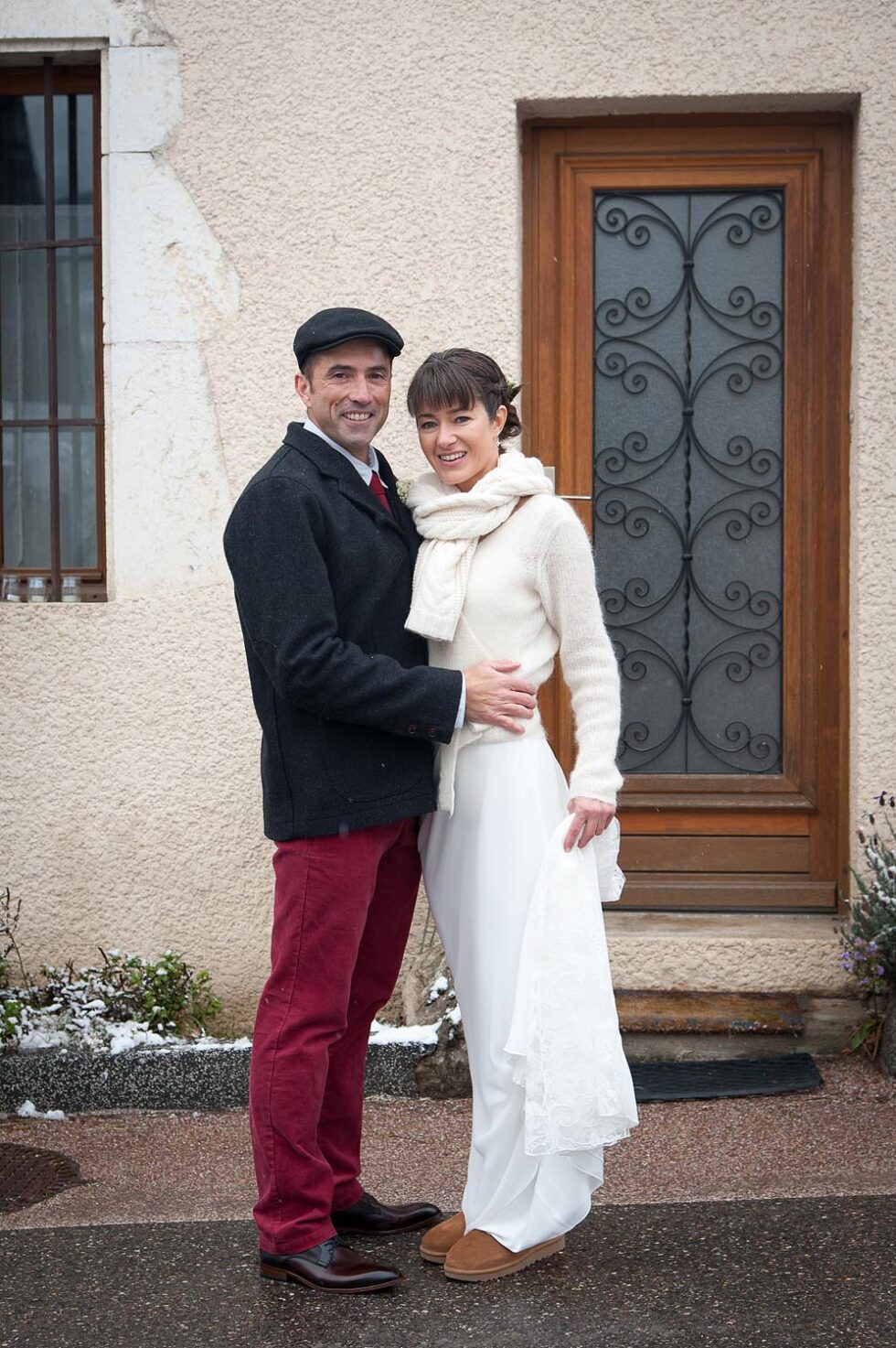 les mariés posent devant leur maison, photographe de mariage près du lac d'Annecy (74)