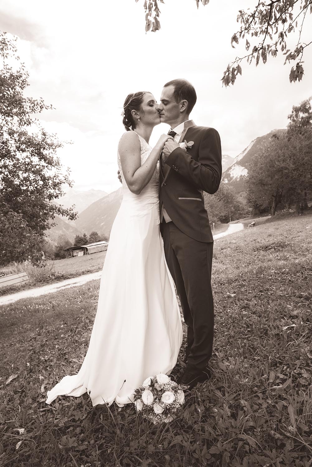 Photographe de mariage à Courchevel, photo de couple en couleurs sépia