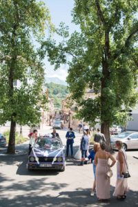 mariage à Albertville : arrivée à la cérémonie religieuse à l'église