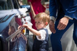 mariage à Albertville : arrivée à la cérémonie religieuse à l'église