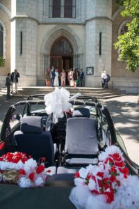 mariage à Albertville : arrivée à la cérémonie religieuse à l'église