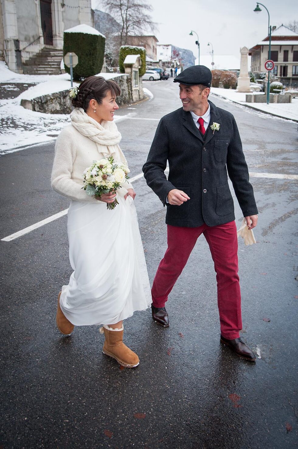 les mariés traversent la rue, photographe de mariage près du lac d'Annecy (74)