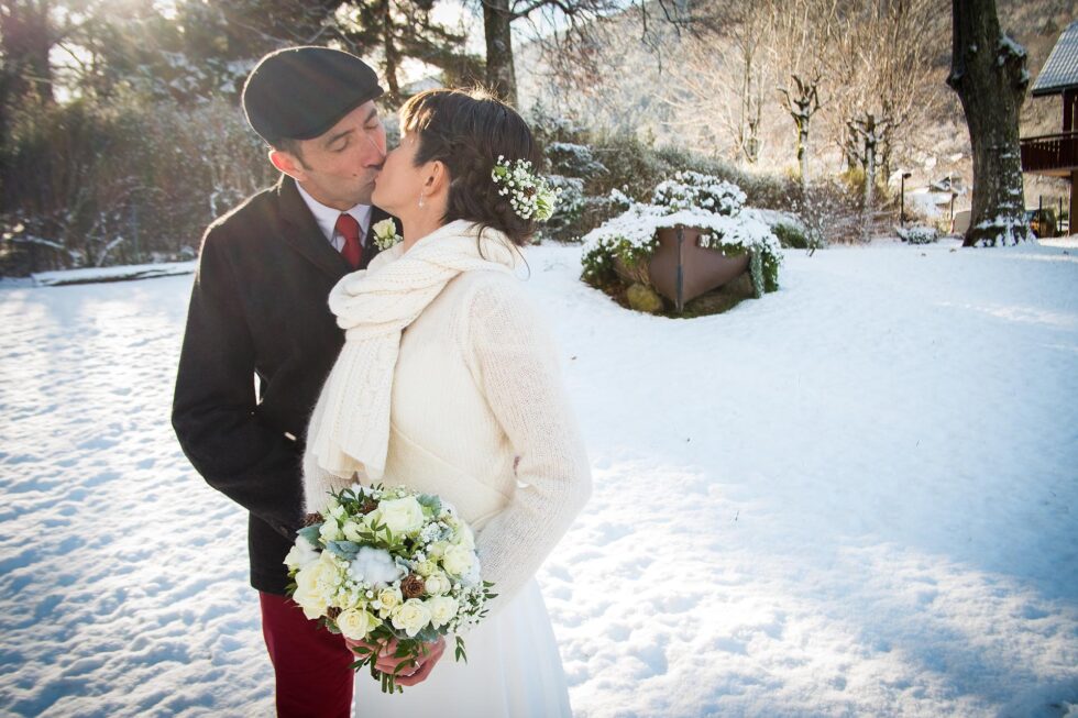 les mariés s'embrassent dans un parc, photographe de mariage au lac d'Annecy (74)