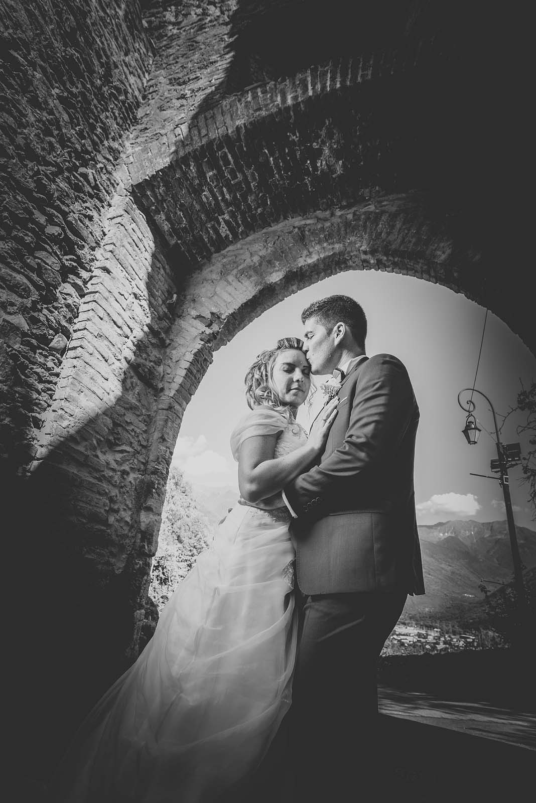 Photographe de mariage dans les ruelles de Conflans, Albertville