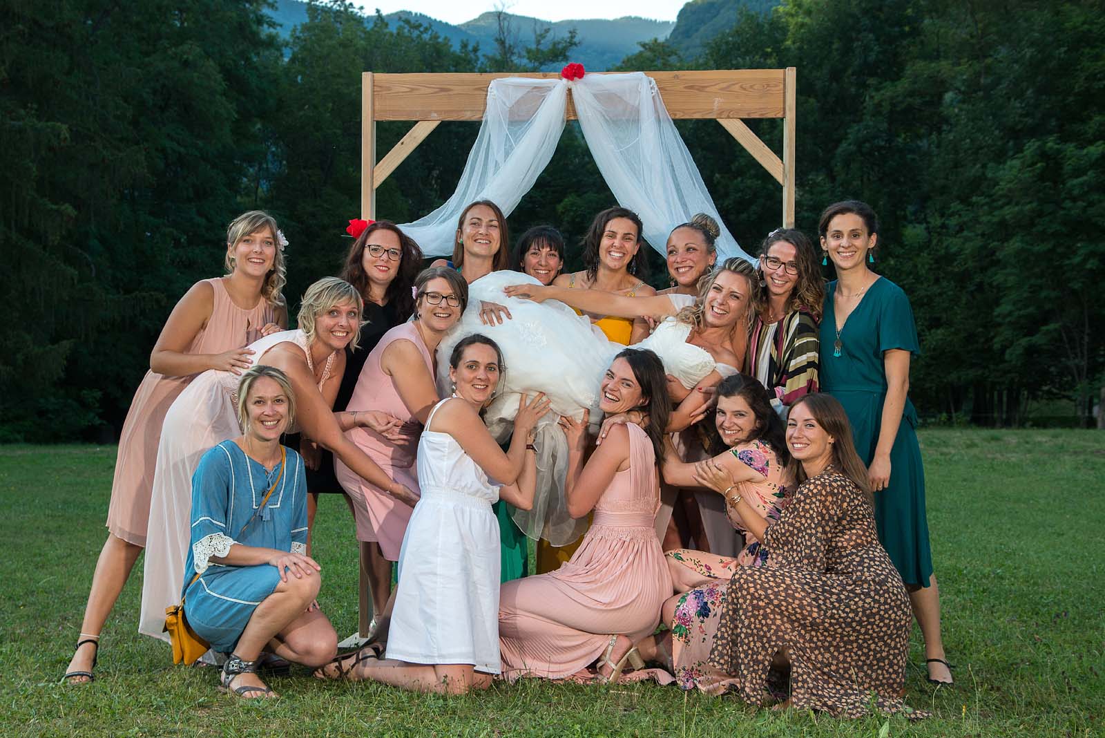 photo de groupe au vin d'honneur (mariage à Aigueblanche, Savoie)