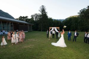 mariage à Aigueblanche : le lancer du bouquet de la mariée