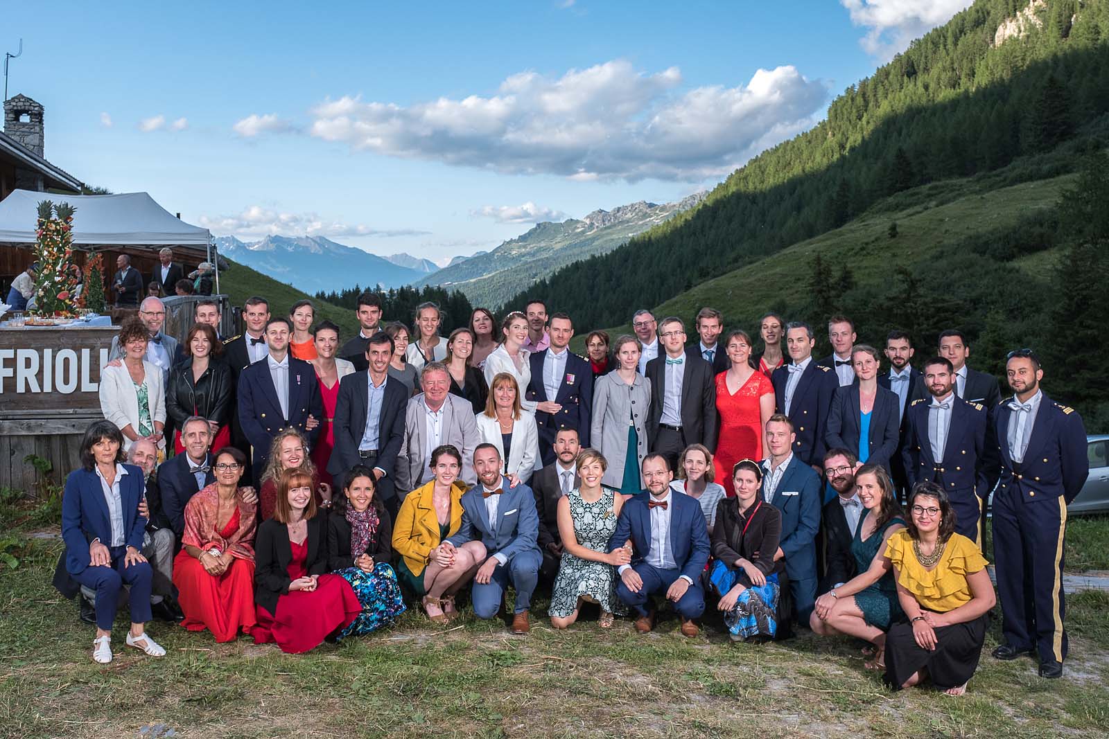 photo de groupe d'un mariage à la montagne