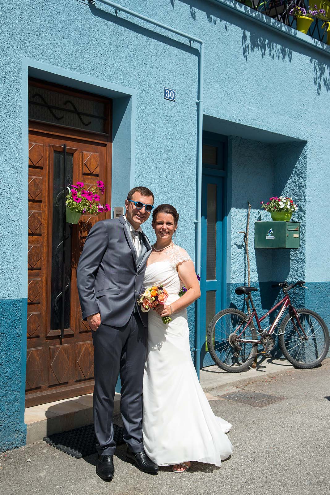 Photographe de mariage à Aigueblanche / La Léchère dans la rue d'un village