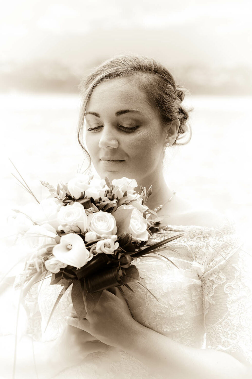 portrait de la mariée et son bouquet, photographe de mariage en Savoie