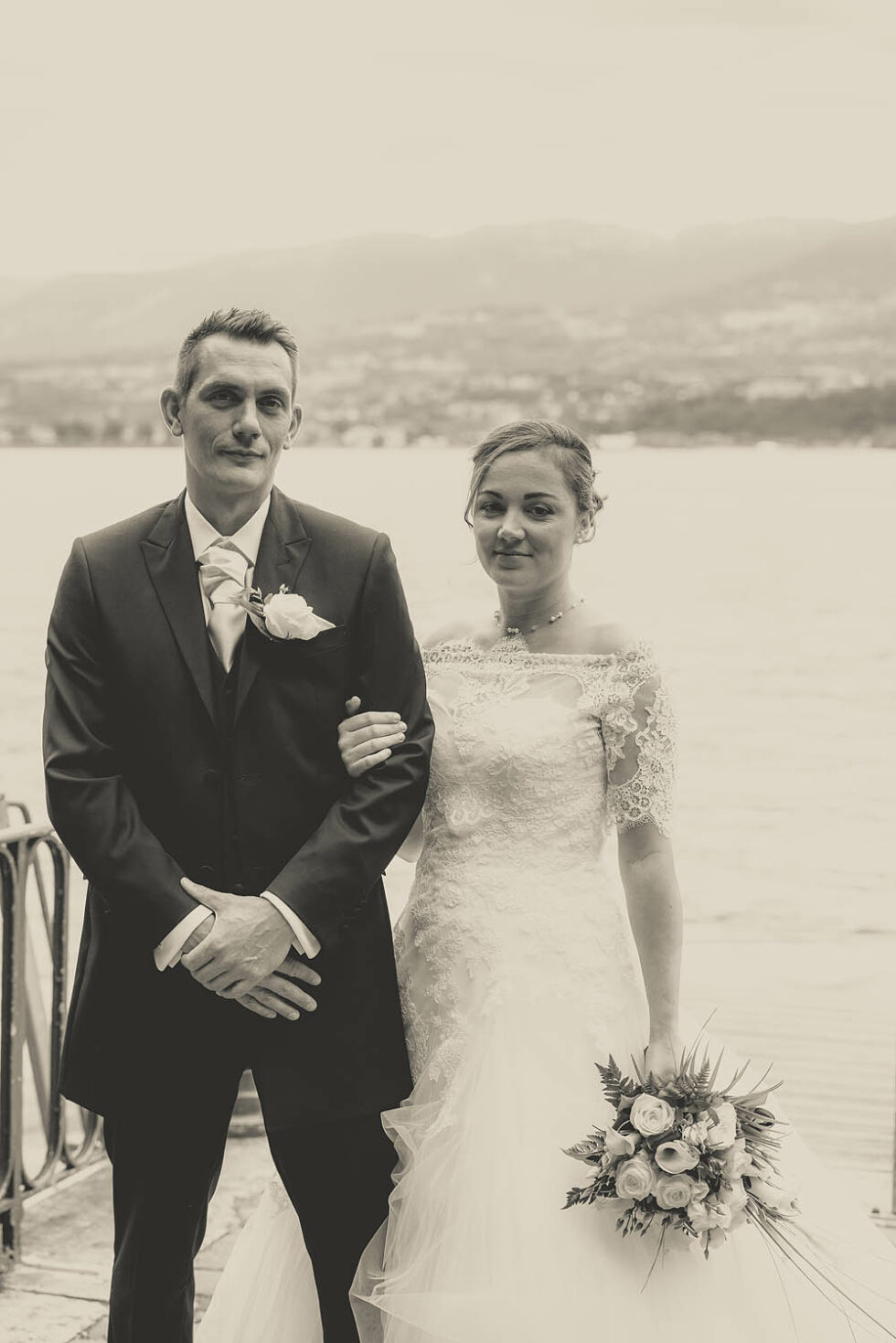 portrait des mariés en tons sépia, photographe de mariage en Savoie