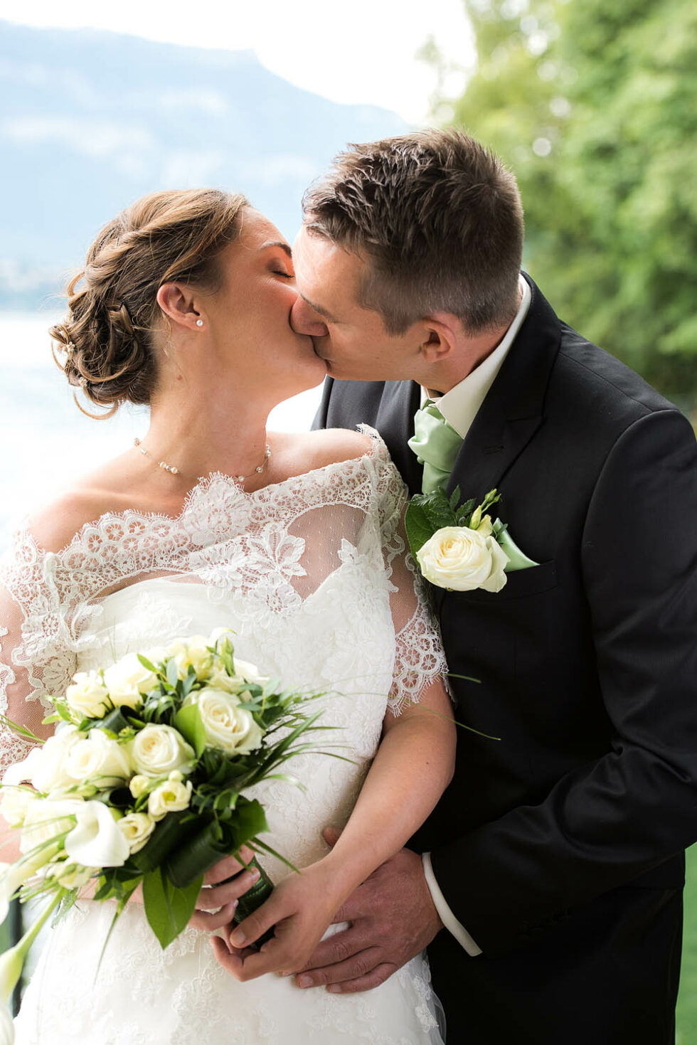 baiser des mariés, photographe de mariage en Savoie (73)