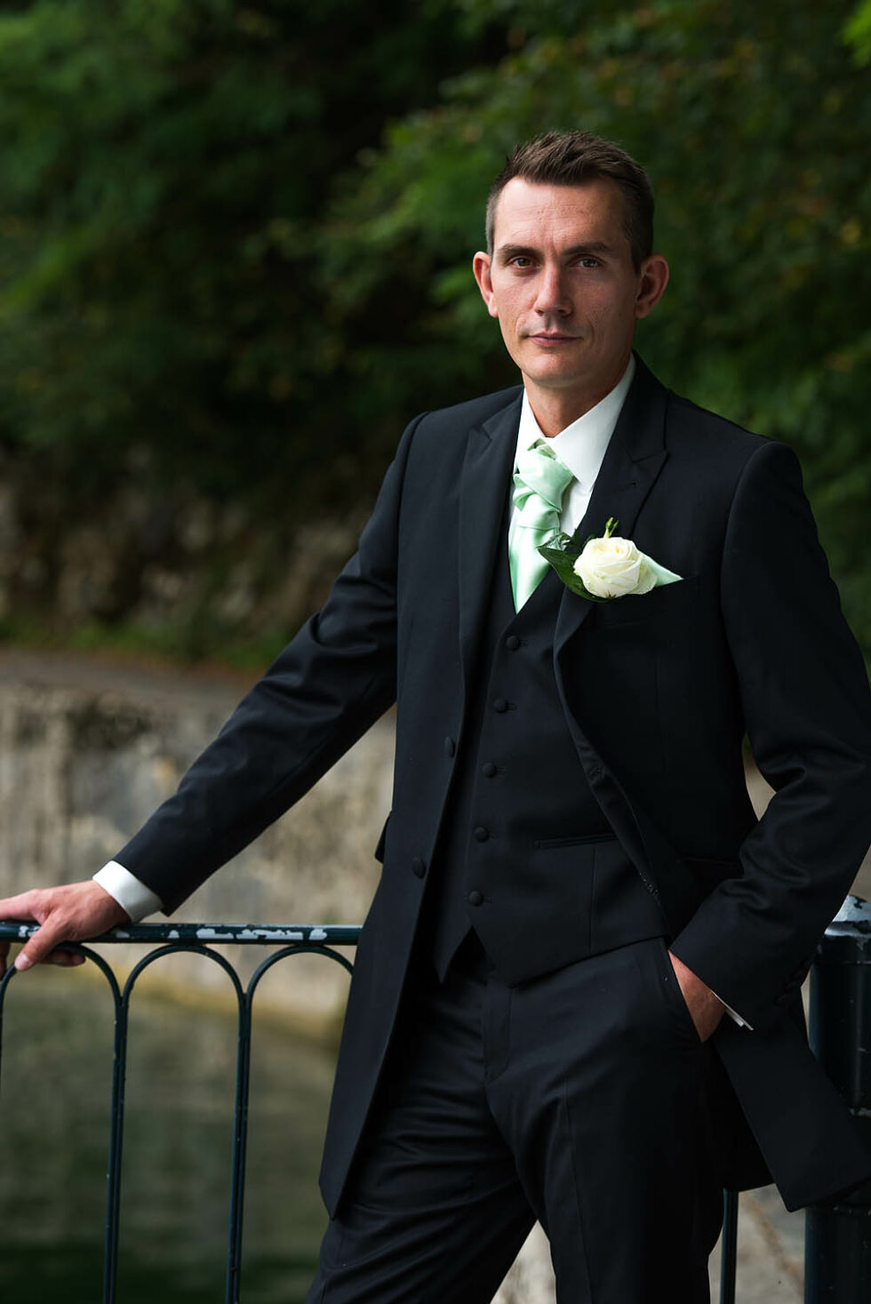 portrait du marié, photographe de mariage en Savoie