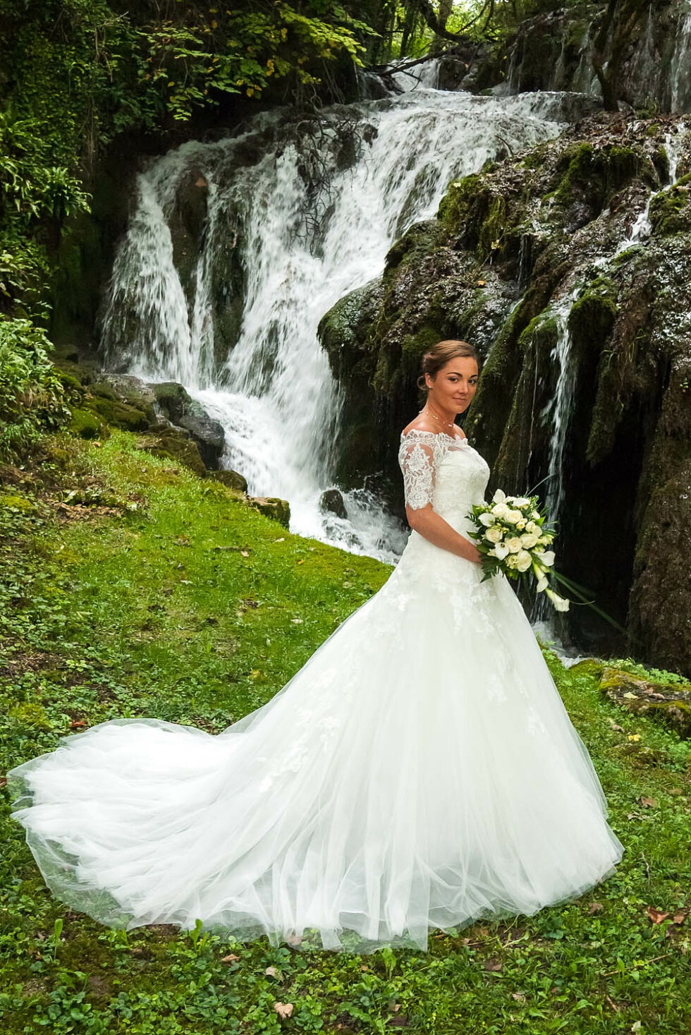 portrait de la mariée devant une cascade, photographe de mariage en Savoie