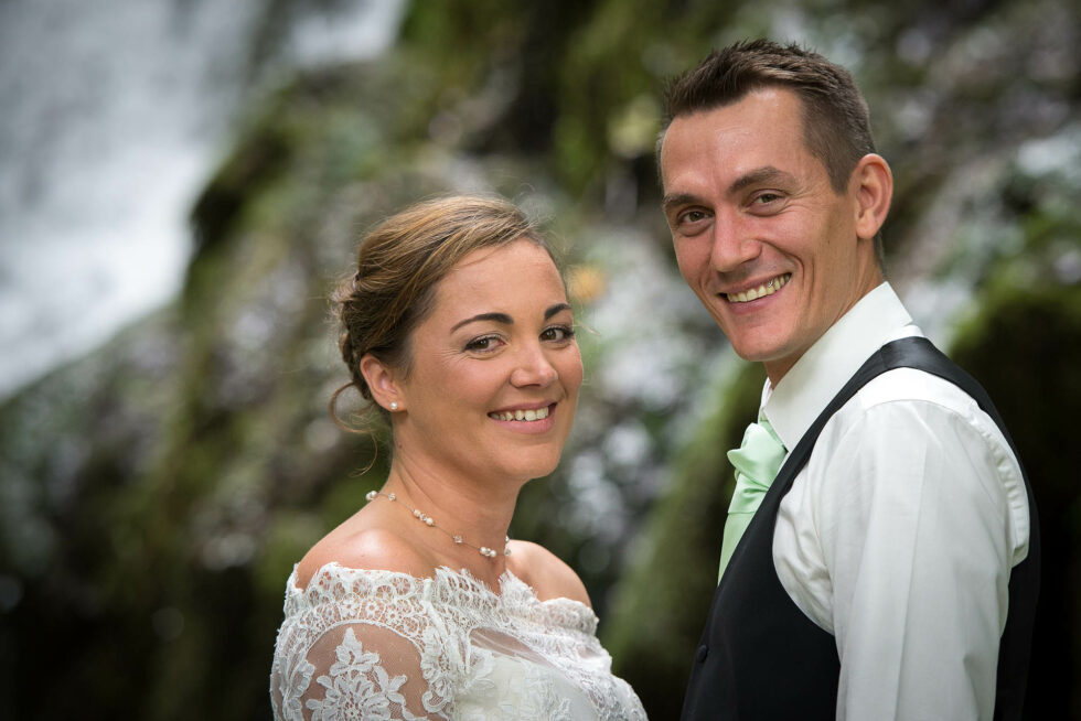 rire des mariés devant la cascade, photographe de mariage en Savoie