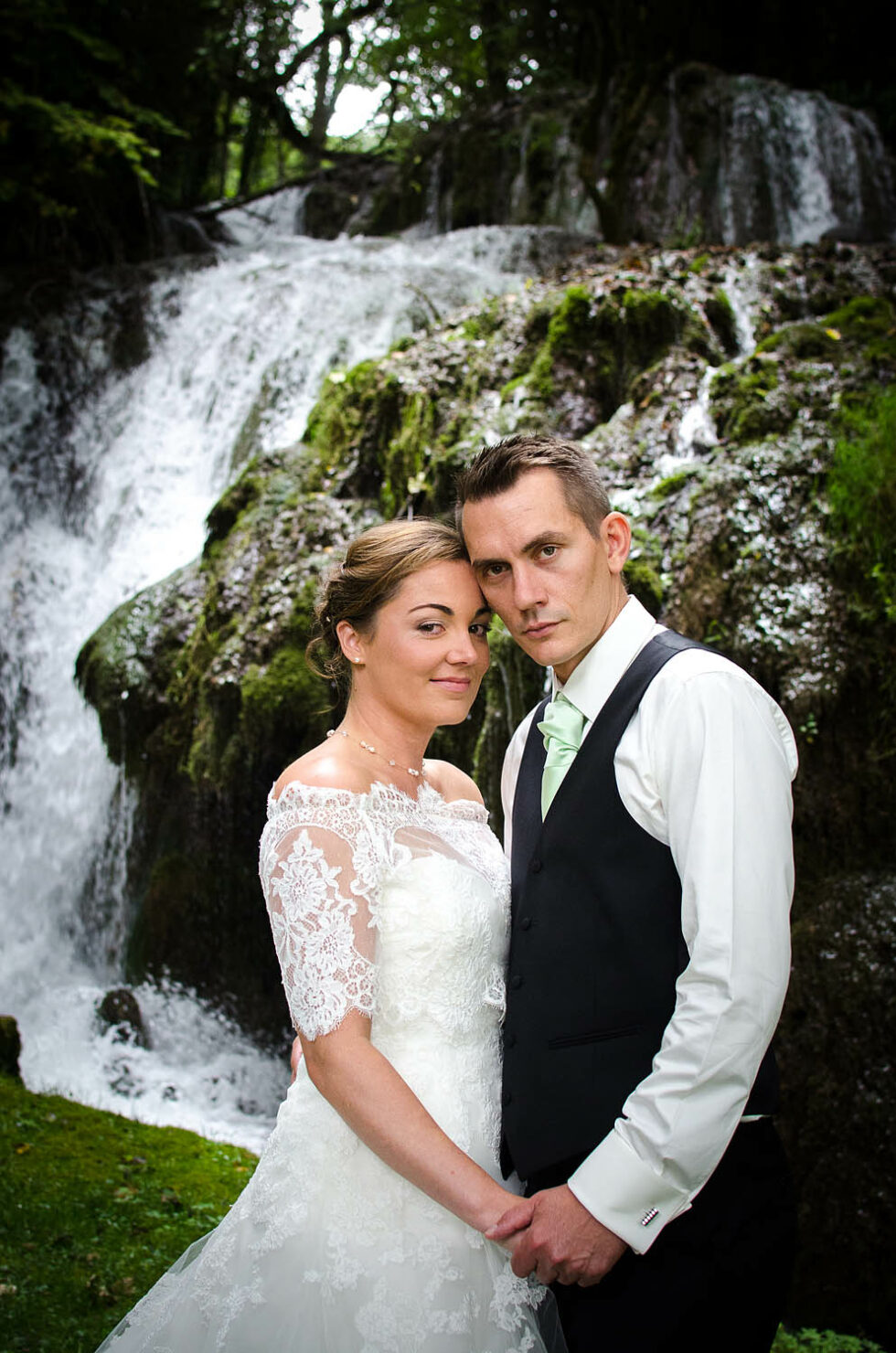 portrait des mariés devant la cascade, photographe de mariage en Savoie