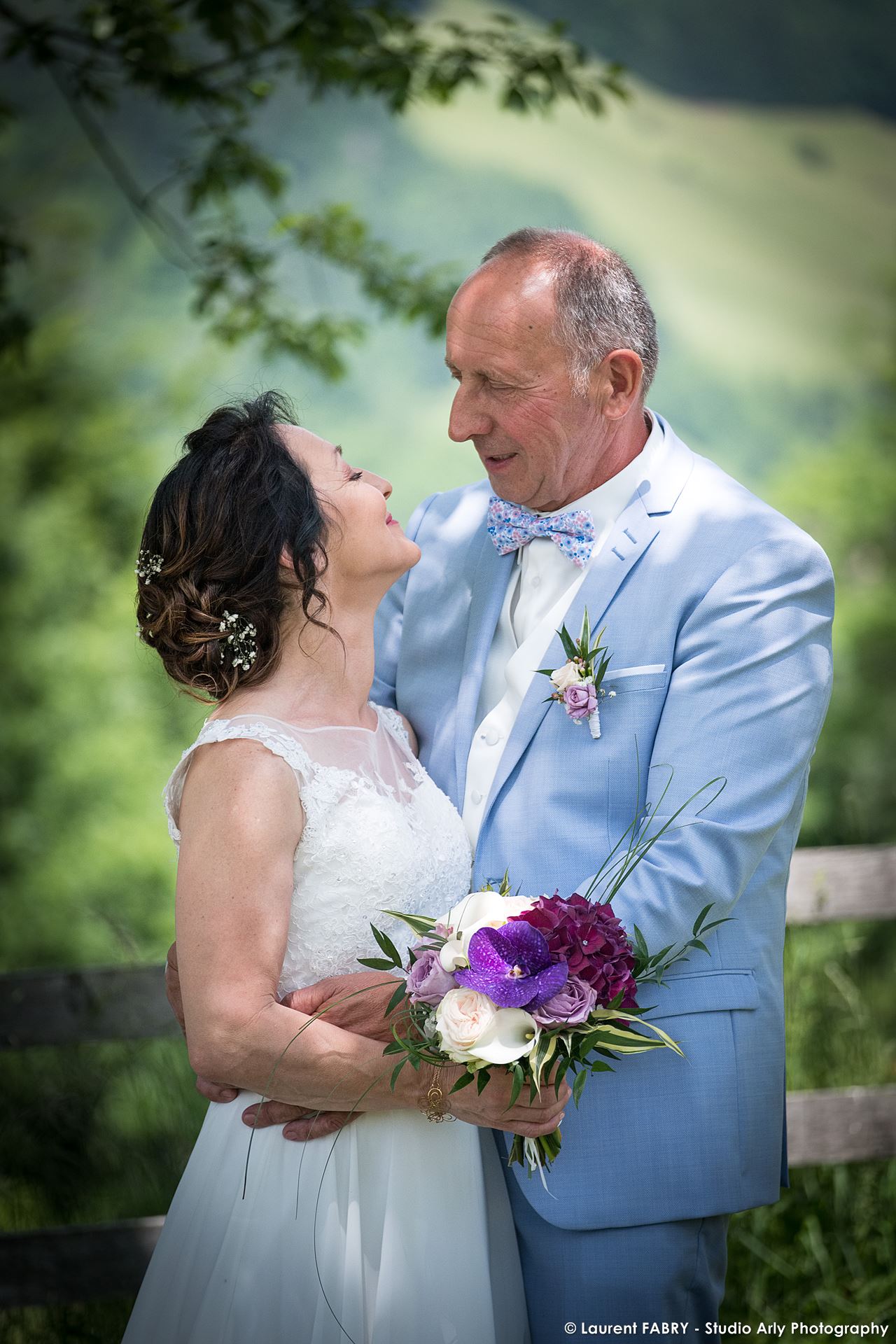 Photographie de mariage dans les Aravis, photo de couple sous les arbres en été