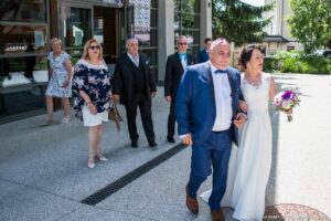 Mariage dans les Aravis : départ pour la mairie