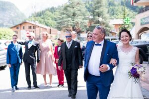 Mariage dans les Aravis : arrivée à la mairie