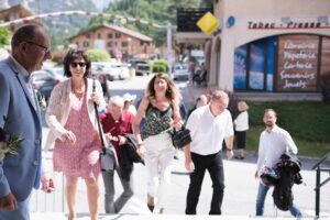 Mariage dans les Aravis : arrivée à la mairie