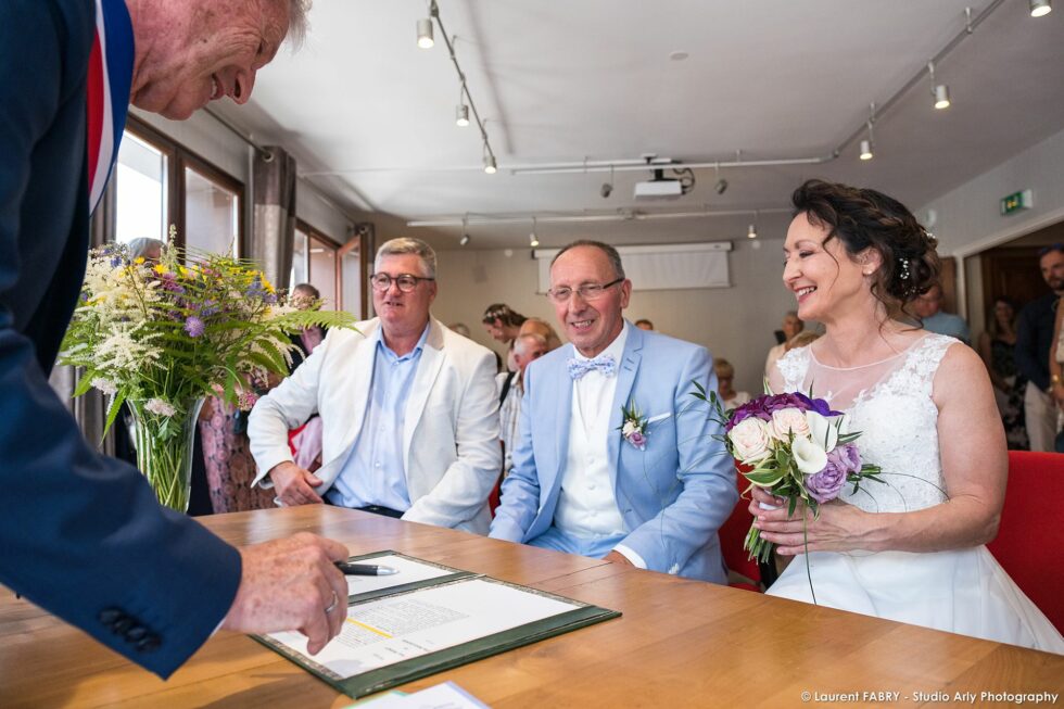 Mariage dans les Aravis : les mariés dans la mairie
