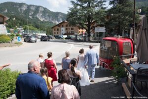 Photographe de mariage dans les Aravis : cortège à Saint-Jean-de-Sixt