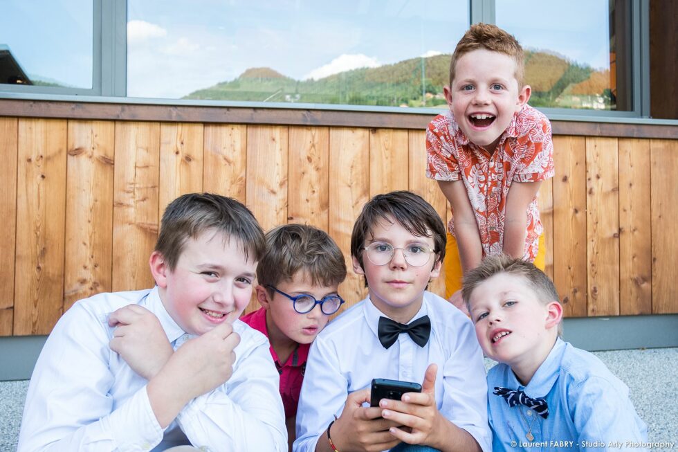 Photographe de mariage dans les Aravis : portrait des enfants