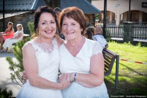 La mariée et sa maman à Saint-Jean-de-Sixt : mariage dans les Aravis