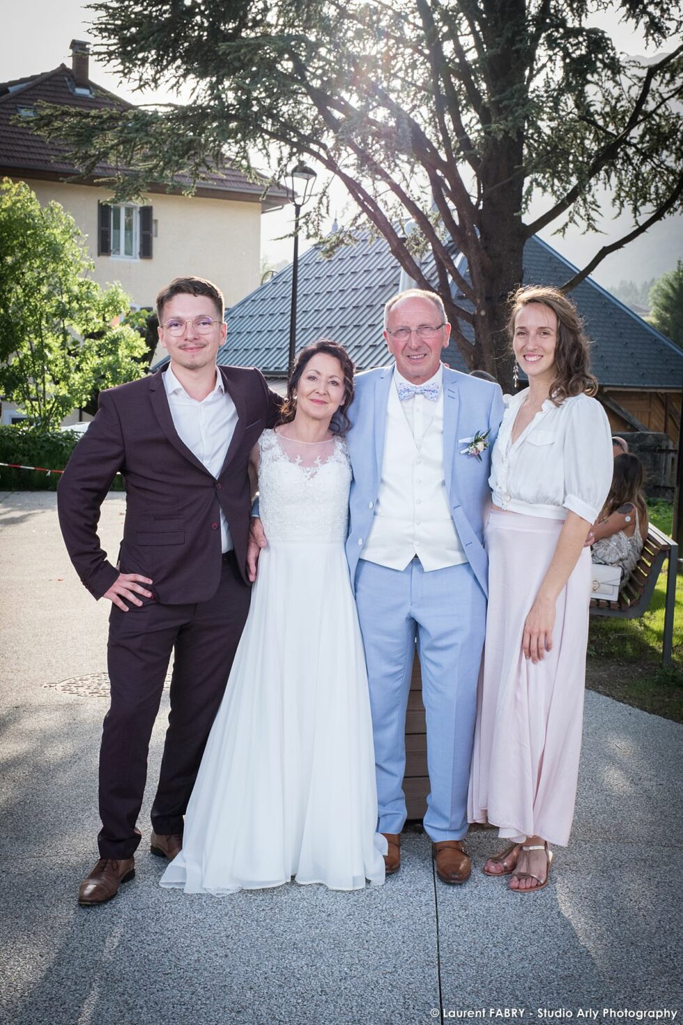 Photographe de mariage dans les Aravis : photos de groupes devant la salle Sixtine