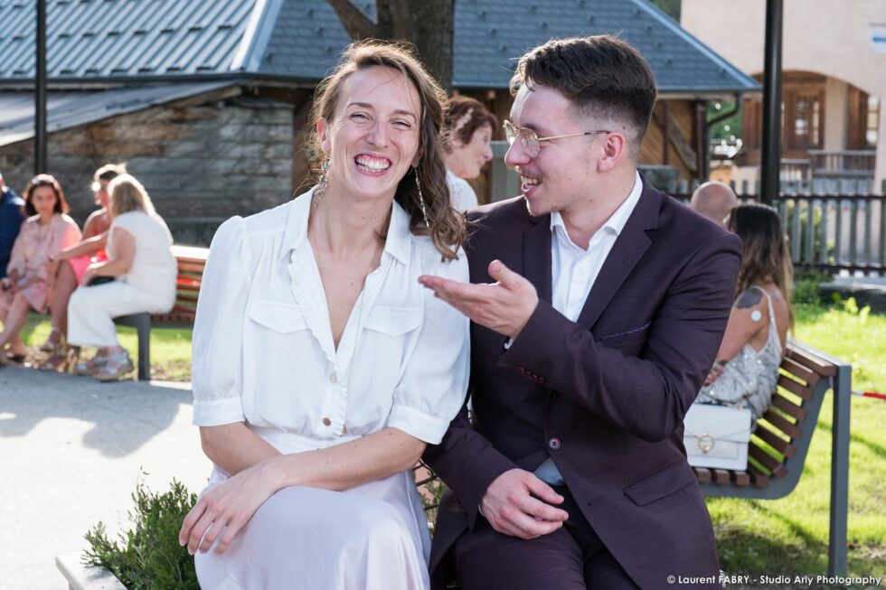 Photographe de mariage dans les Aravis : photos de groupes devant la salle Sixtine