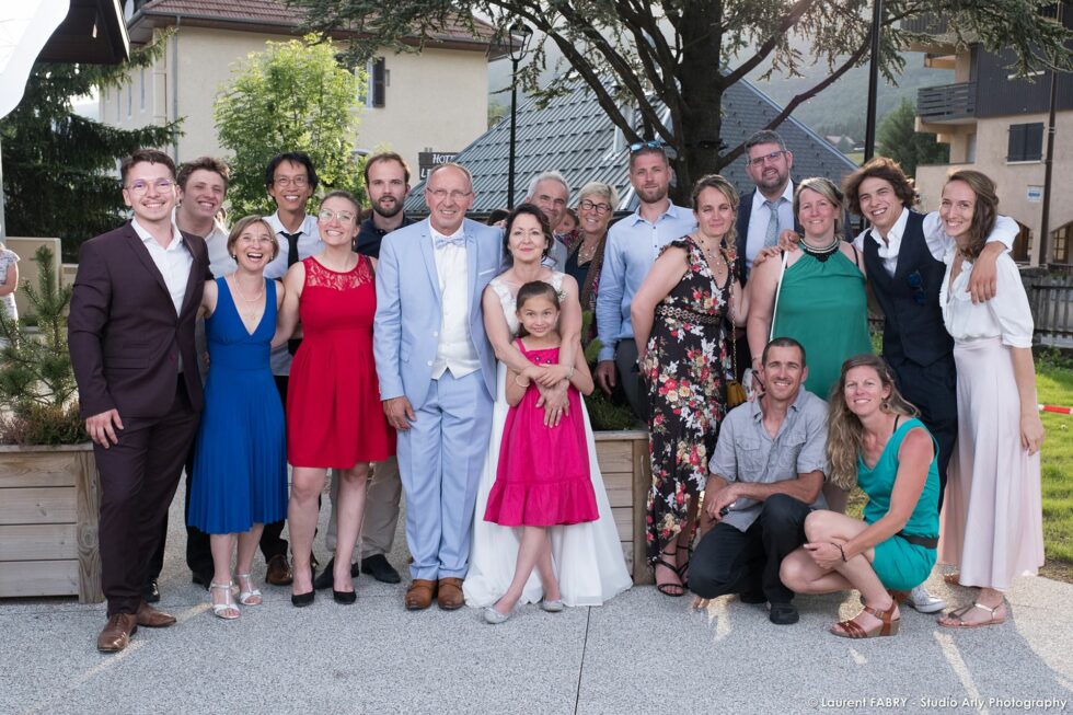 Photographe de mariage dans les Aravis : photos de groupes devant la salle Sixtine