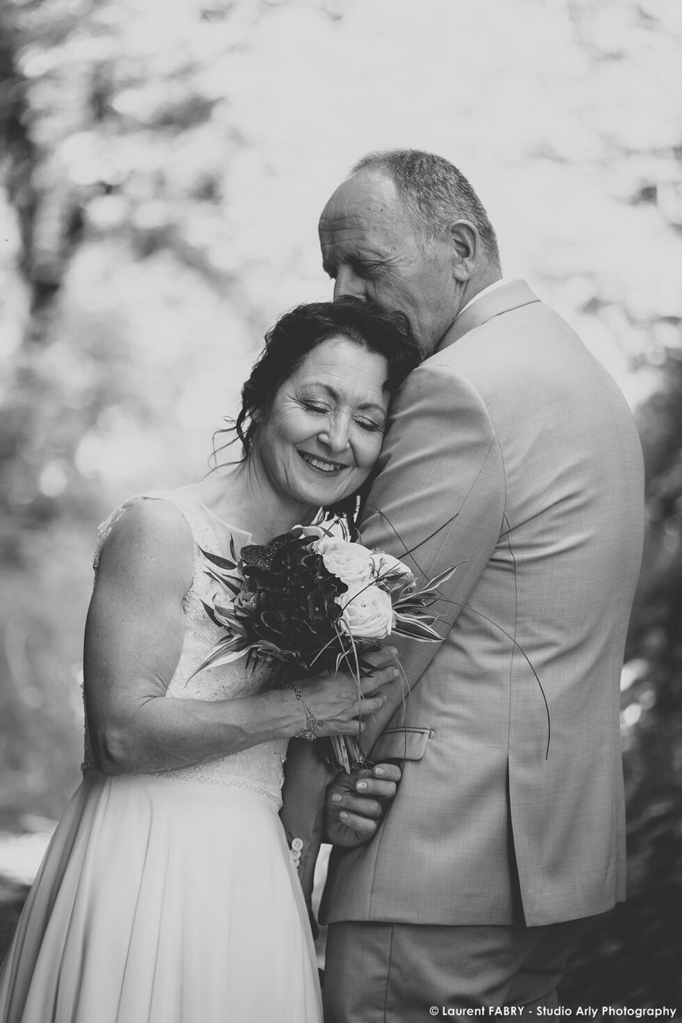 Photo de couple à Saint-Jean-de-Sixt : mariage dans les Aravis