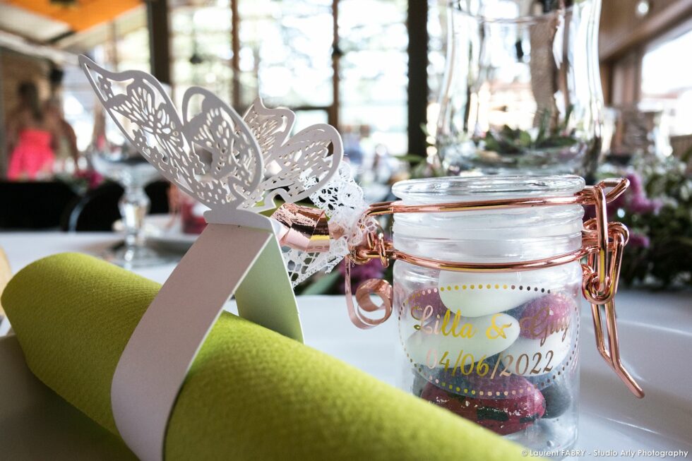 Photographe de mariage dans les Aravis : décoration de table dans la salle Sixtine