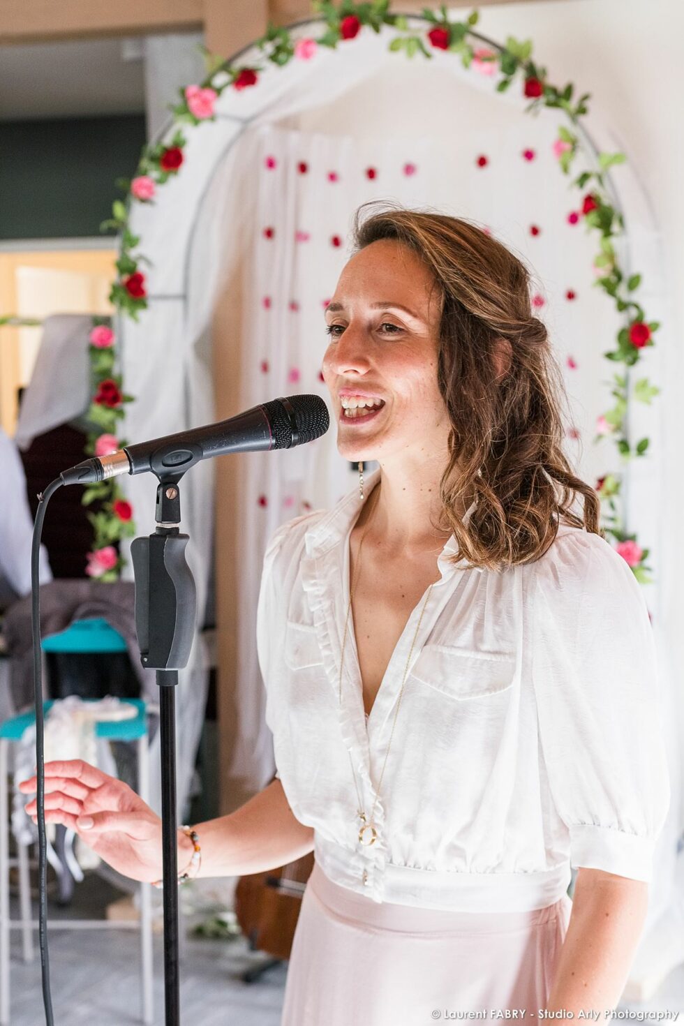 Photographe de mariage dans les Aravis : cérémonie laïque dans la salle Sixtine