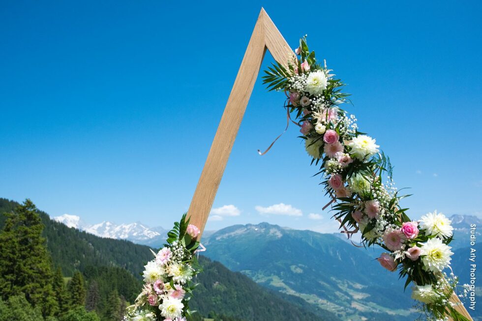Photographe de mariage en Beaufortain : arche fleurie face au Mont Blanc