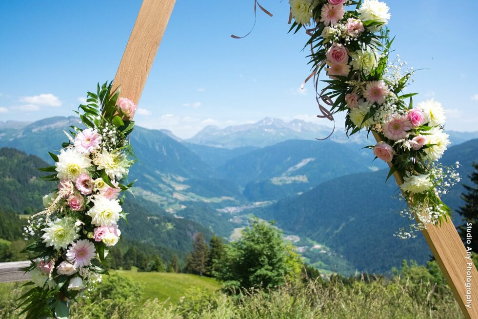 Mariage en Beaufortain : arche fleurie préparée par les mariés