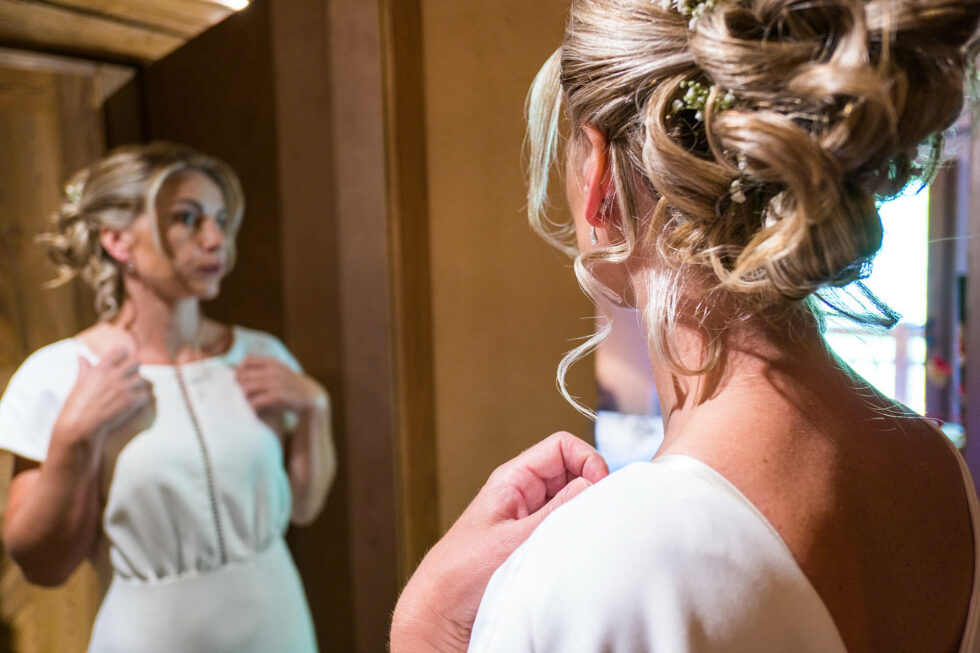Préparation de la mariée, lors du mariage en Beaufortain