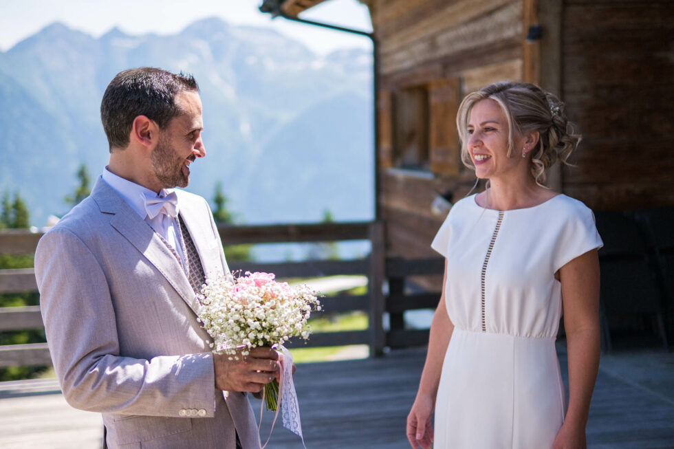 Premier regard des mariés sur la terrasse du chalet en Beaufortain