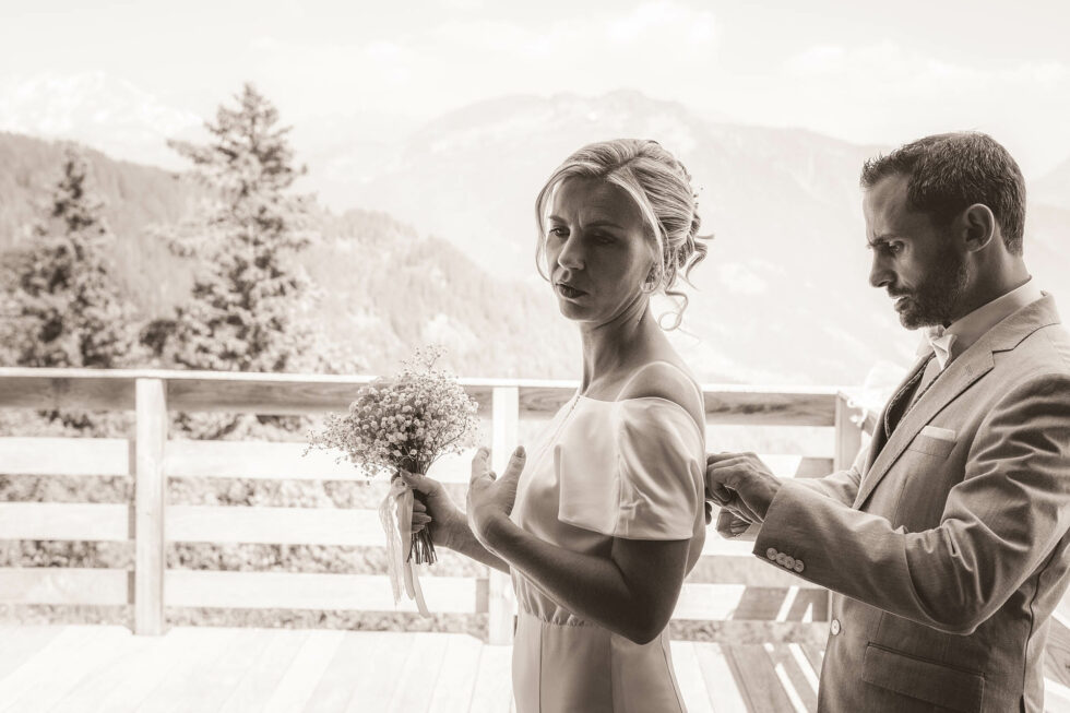 Derniers ajustements vestimentaires entre les mariés en Beaufortain