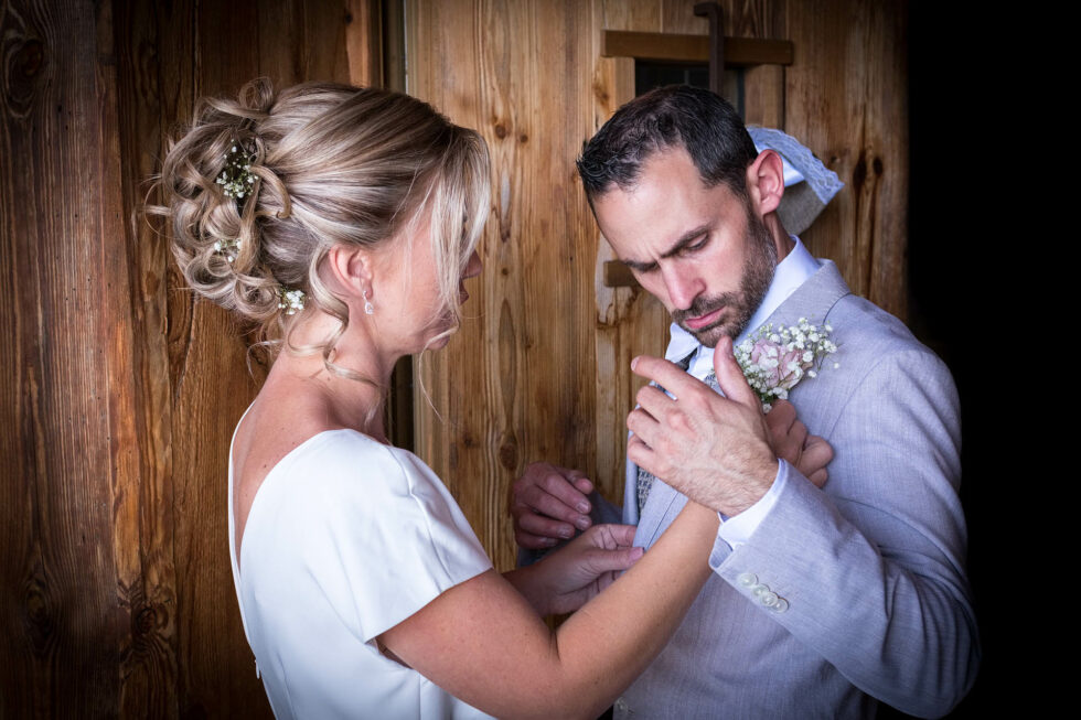 Derniers ajustements vestimentaires lors du mariage en Beaufortain